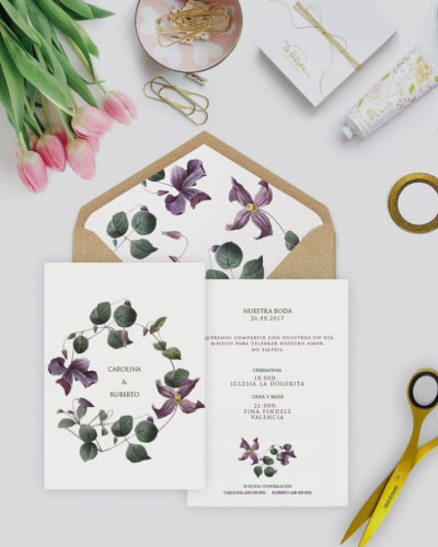 Invitación de boda con flores lilas